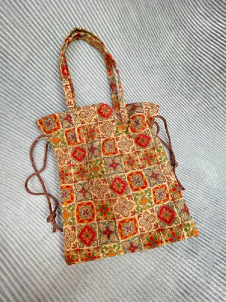 Raybone သည် Eco-Friendly Cork Bag လက်ကိုင်အိတ်ကို မိတ်ဆက်ပေးသည် - ခေတ်မီလူနေမှုပုံစံများအတွက် သဘာဝ၊ ရေရှည်တည်တံ့သော ရွေးချယ်မှုတစ်ခု